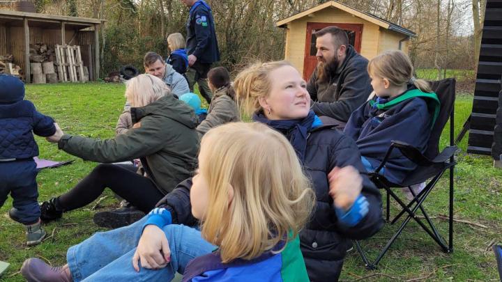 spejdere og forældre til lejrbål